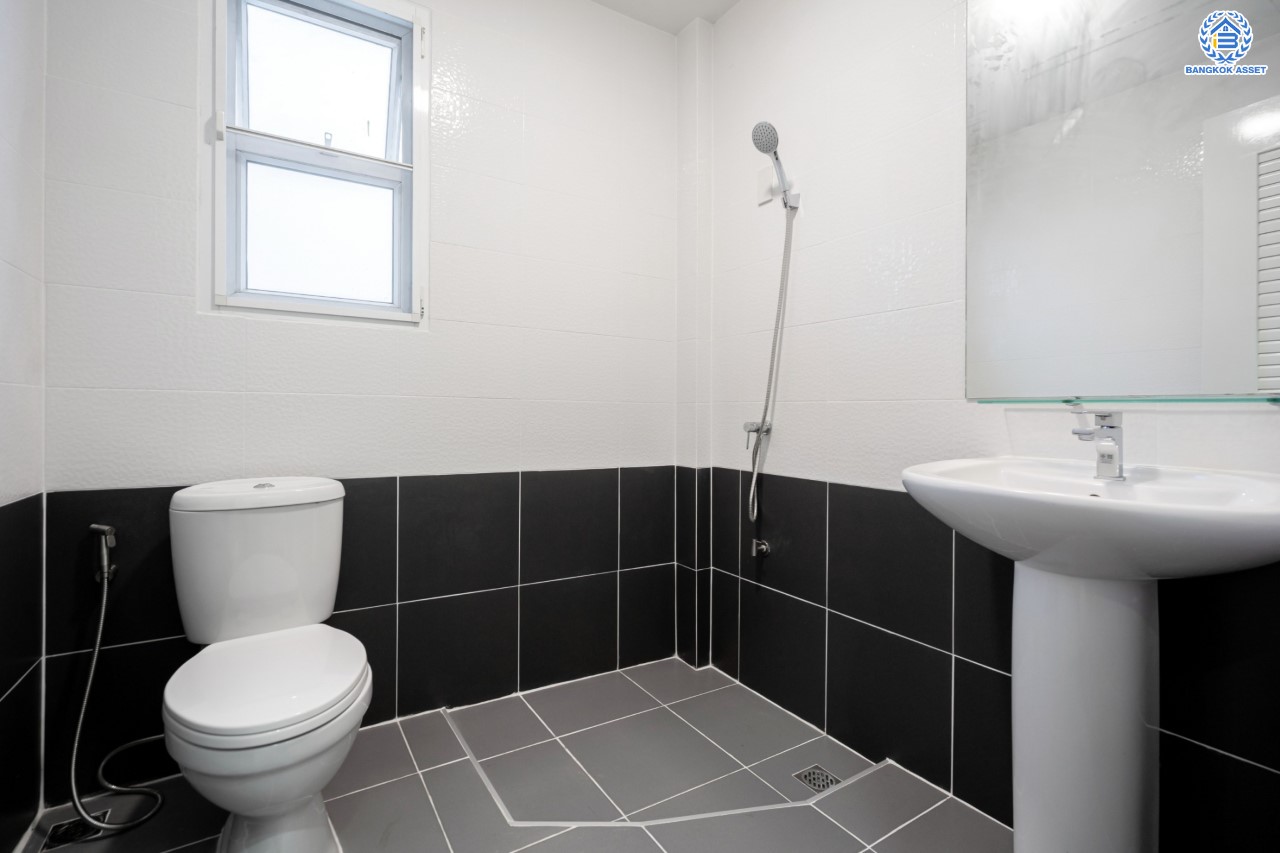 บ้านมือสอง ทาวน์โฮม 3 ชั้น หลังมุม ม.พลัสซิตี้พาร์ค เกษตร-นวมินทร์ เนื้อที่ 33.60 ตร.ว. ฟังก์ชัน 3 ห้องนอน 4 ห้องน้ำ จอดรถได้ 2 คัน บนทำเลศักยภาพ เชื่อมต่อถนนหลายสาย เข้าเมืองก็เป็นเรื่องง่าย ใกล้รถไฟฟ้าสายเขียวอ่อน สถานี "ม.เกษตรศาสตร์" และ ใกล้จุดขึ้นทางด่วน "ฉลองรัช"...